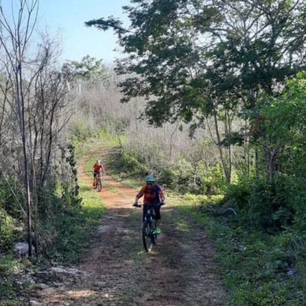 Sobre ruedas, recorren ciclistas senderos de la Guerra de Castas