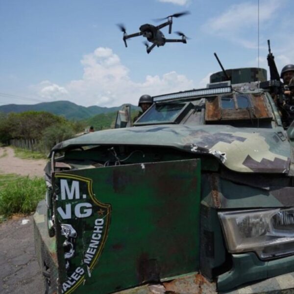 Fotos: Captan con cara descubierta y con armas de alto calibre a miembros del CJNG en Michoacán