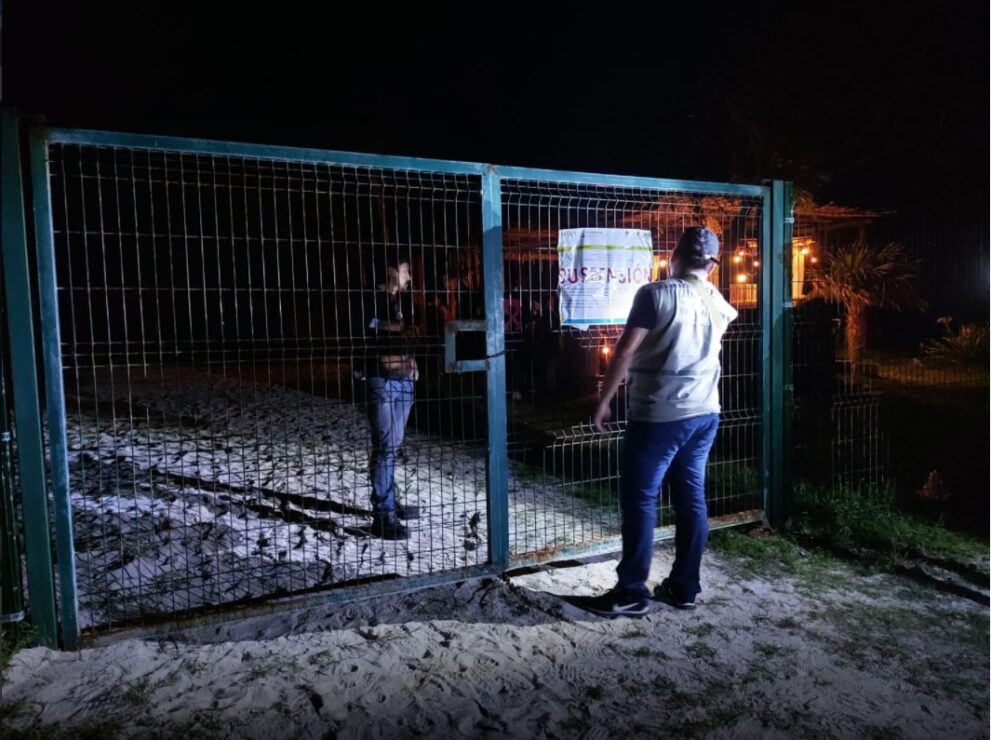 Tulum: Clausuran fiesta clandestina en Caleta Tankah; aunque la alerta se dio muy temprano, las autoridades aparecieron 12 horas después.