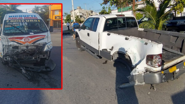Encontronazo entre una Urvan y una camioneta en La luna y Nichupté.