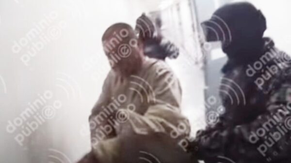 Humillan a “El Chapo” Guzmán antes de ser extraditado a EU