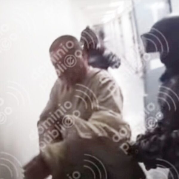 Humillan a “El Chapo” Guzmán antes de ser extraditado a EU