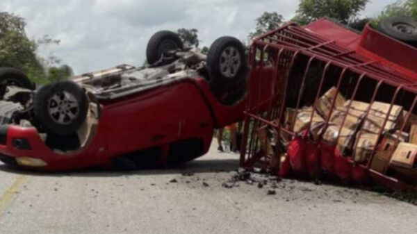 Tragedia en Kantunilkín, vuelca camioneta cargada de cervezas