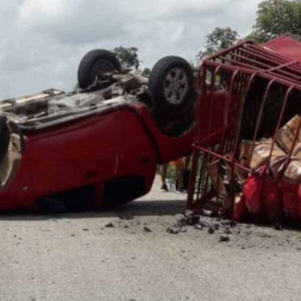 Tragedia en Kantunilkín, vuelca camioneta cargada de cervezas