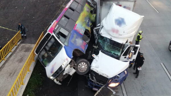 Embiste tráiler a camión de pasajero y mueren 4 personas
