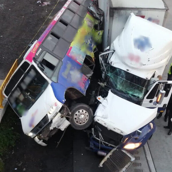 Embiste tráiler a camión de pasajero y mueren 4 personas