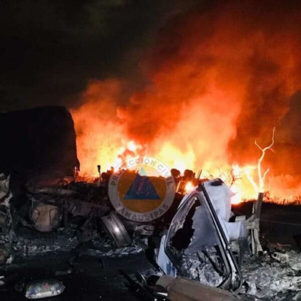 Tres muertos dejó choque entre tres pipas en Tamaulipas