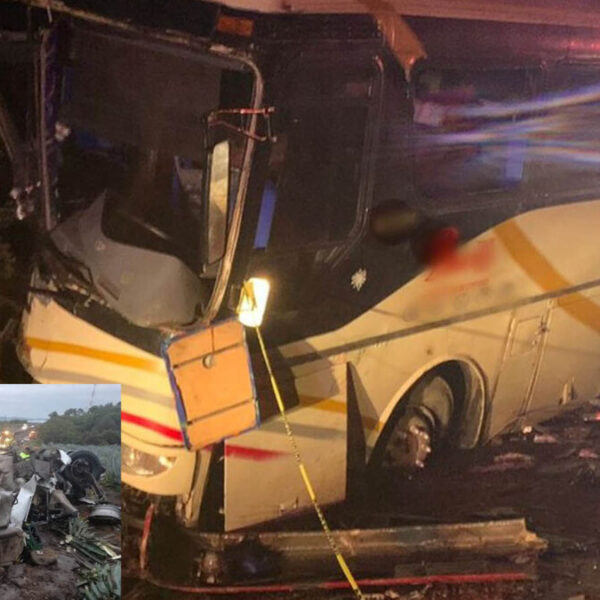 Choca tráiler con autobús de pasajeros; reportan 6 muertos