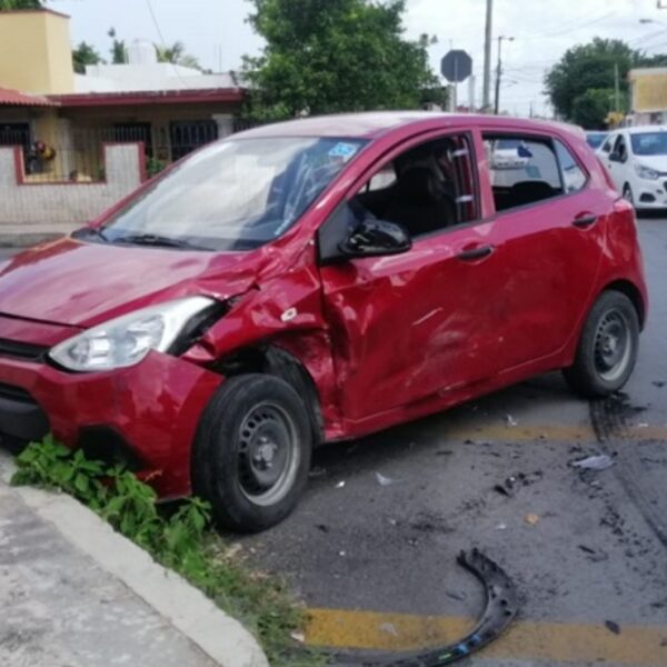 Fuerte choque en la colonia Mercedes Barrera, Mérida; deja lesionada a una mujer embarazada