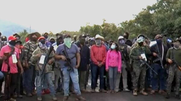 “El gobierno no nos ha defendido”; grupos civiles armados patrullan en 4 municipios de Michoacán