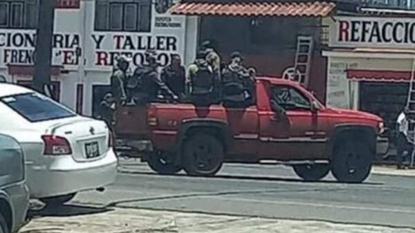 Video: Enorme convoy de civiles armados entra a Pátzcuaro Michoacán