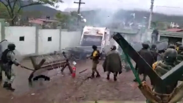Video: Cuartelazo en Michoacán, pobladores atacan cuartel de Sedena