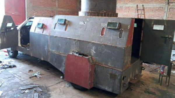 Decomisan camiones monstruo, vehículos de lujo y armas en Jalisco