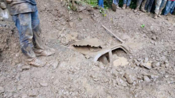 Se derrumba cerro en Hidalgo y aplasta un auto; hay dos muertos