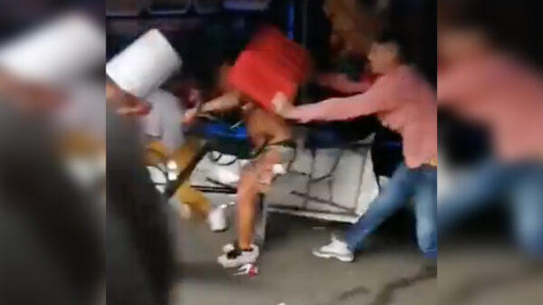 Video: Turba propina mega golpiza a sujeto pero permanece de pie