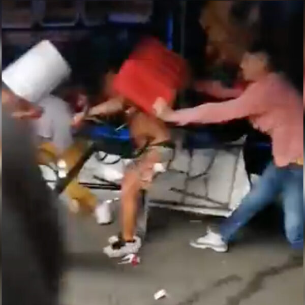 Video: Turba propina mega golpiza a sujeto pero permanece de pie