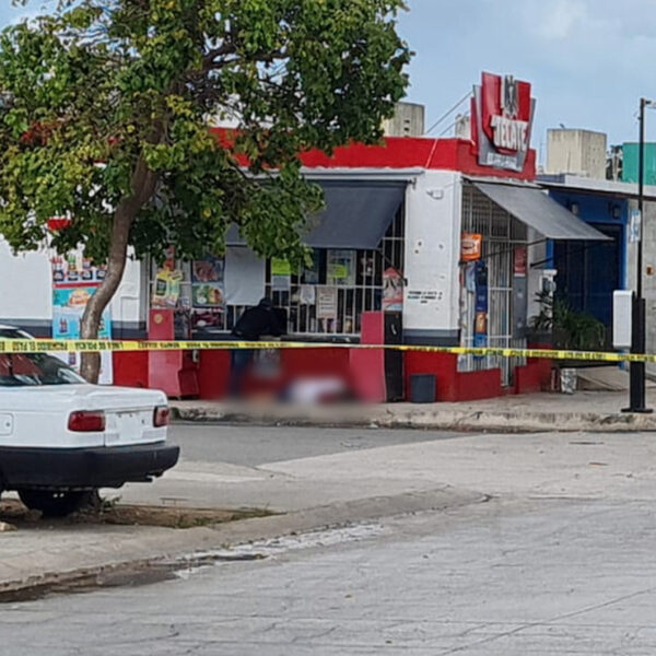 Cancún: Ejecutan a un hombre mientras compraba cervezas en Prado Norte