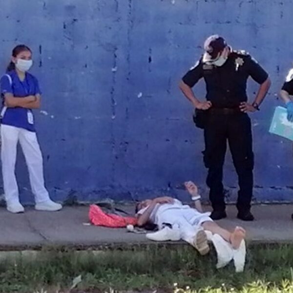Enfermera es atropellada por camioneta de la SSP al sur de Mérida
