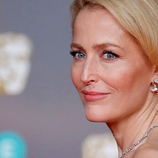 Gillian Anderson se revela y dice NO a los sujetadores: “No puedo usar sostén, lo siento"