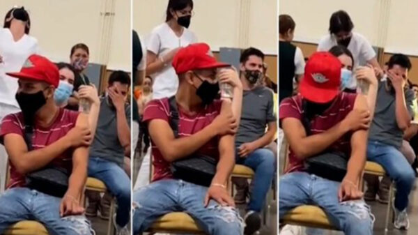 Joven grita de pánico, al ser vacunado contra Covid-19, en Chihuahua