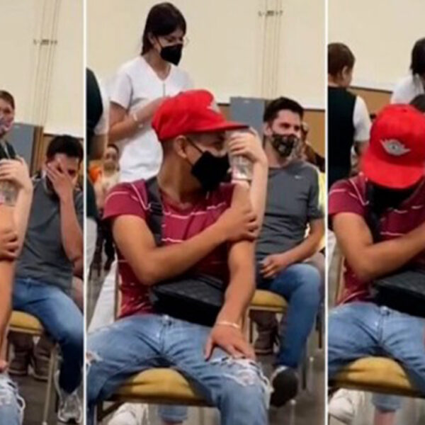 Joven grita de pánico, al ser vacunado contra Covid-19, en Chihuahua