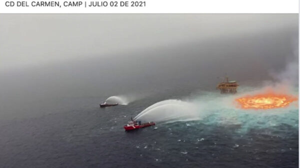 Controlan incendio de ducto marino de Pemex en el Golfo de México