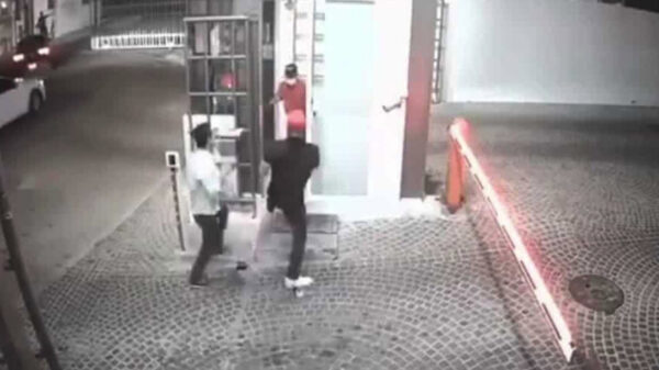 Jóvenes golpean a abuelito, vigilante de fraccionamiento, en Querétaro