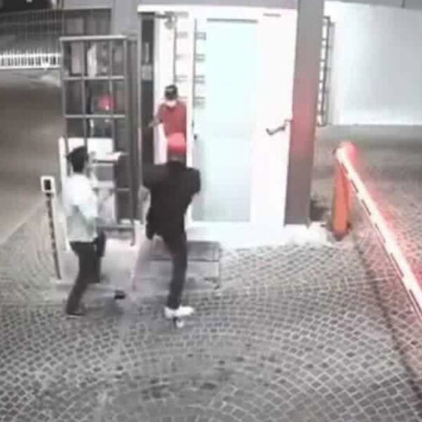 Jóvenes golpean a abuelito, vigilante de fraccionamiento, en Querétaro