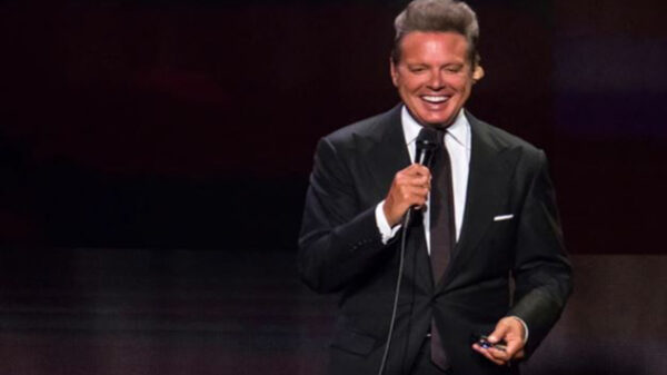 El periodista Raúl de Molina, informó que el cantante Luis Miguel, había sufrido una caída que le provocó una fractura en el hombro por lo que tuvo que ser internado