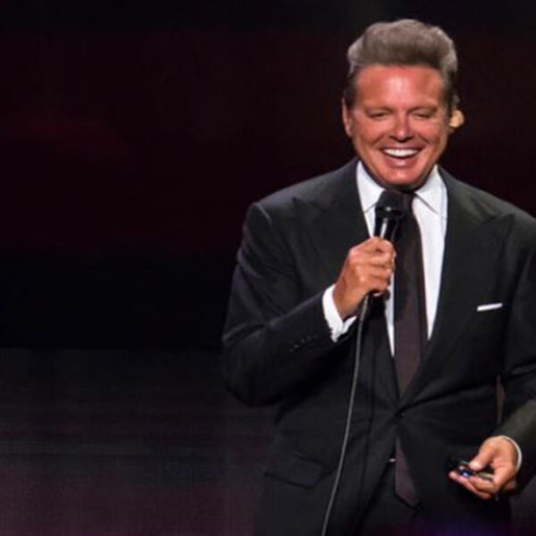 El periodista Raúl de Molina, informó que el cantante Luis Miguel, había sufrido una caída que le provocó una fractura en el hombro por lo que tuvo que ser internado