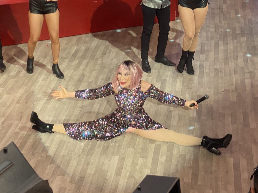 Lyn May sorprende haciendo un split a sus 68 años