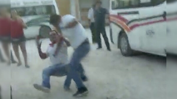 Video: Choferes de combi en Cancún protagonizan violenta pelea estilo MMA