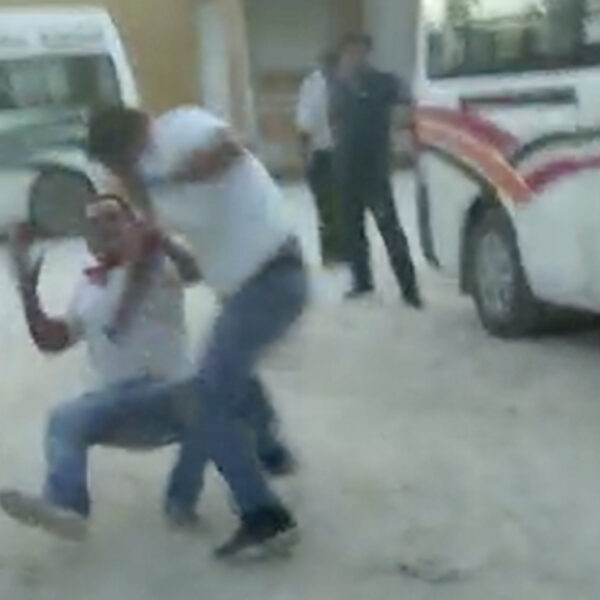 Video: Choferes de combi en Cancún protagonizan violenta pelea estilo MMA