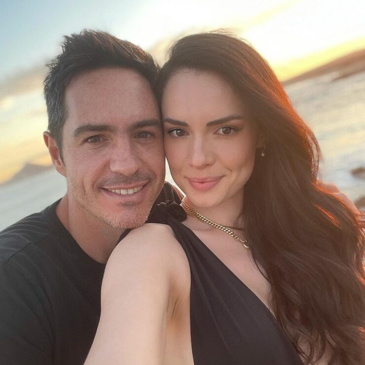 Mauricio Ochmann celebra seis meses de noviazgo con Paulina Burrola