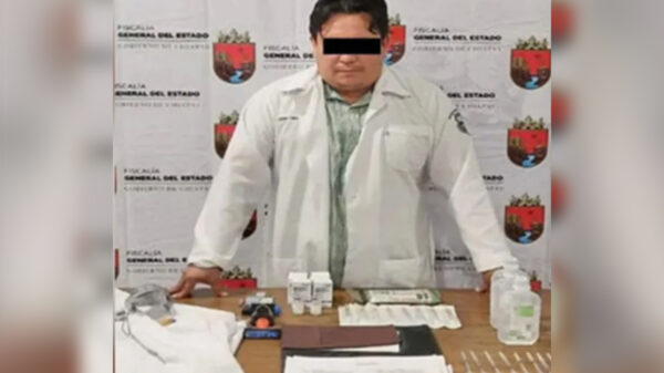 Asegura FGE a médico por aplicar vacunas falsas contra el covid-19