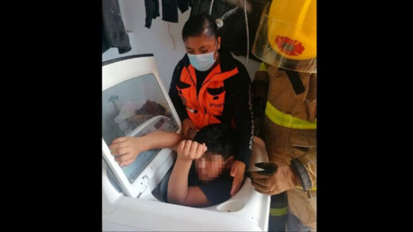 ¡La curiosidad! Menor de edad queda atrapado en una lavadora en Puebla