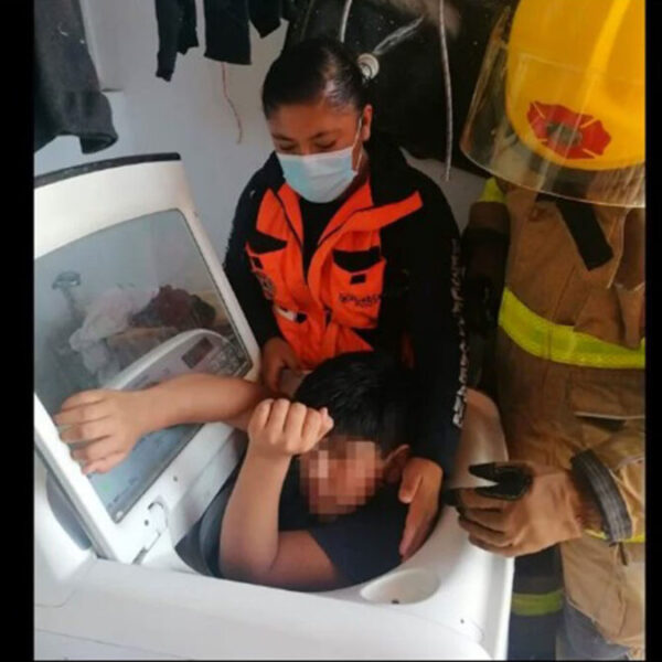 ¡La curiosidad! Menor de edad queda atrapado en una lavadora en Puebla