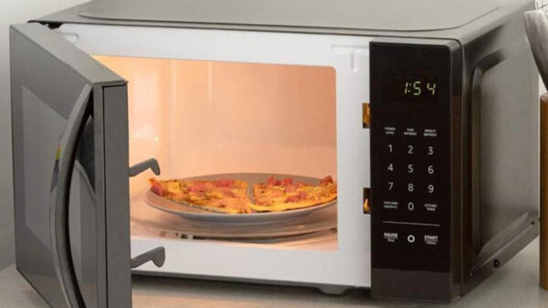 ¿Es malo usar el microondas para calentar la comida? La OMS aclara la duda