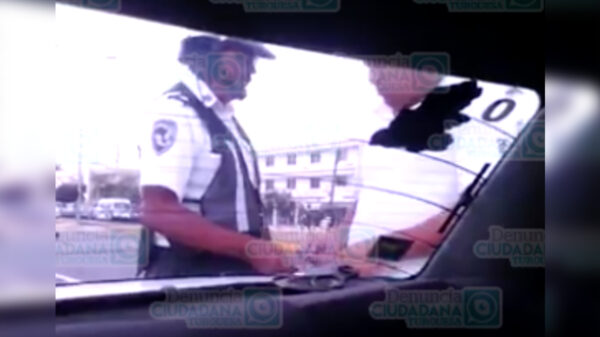 Video: Taxista de Cancún infringe la ley y así la libra