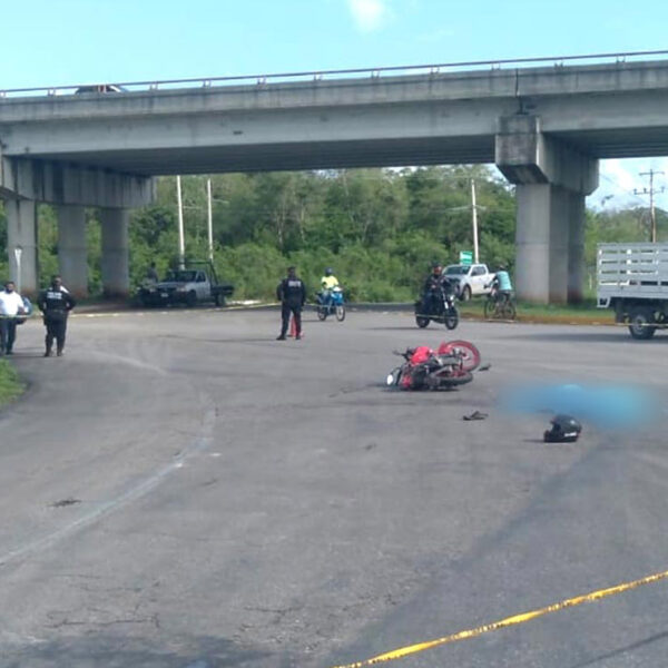 Traíler arrolla y mata a motociclista en tramo Valladolid-Tizimín