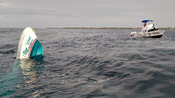 Naufraga lancha con pasajeros en Isla Mujeres, hay tres muertos