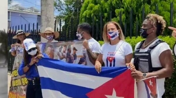 Niurka Marcos se suma a las manifestaciones contra el gobierno de Cuba llevadas a cabo en Yucatán