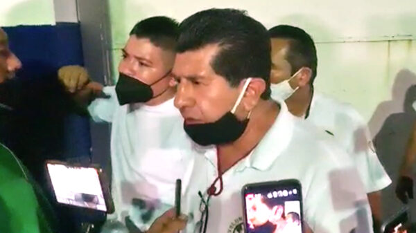 Tras detención de taxistas, hace el ridículo policía turística