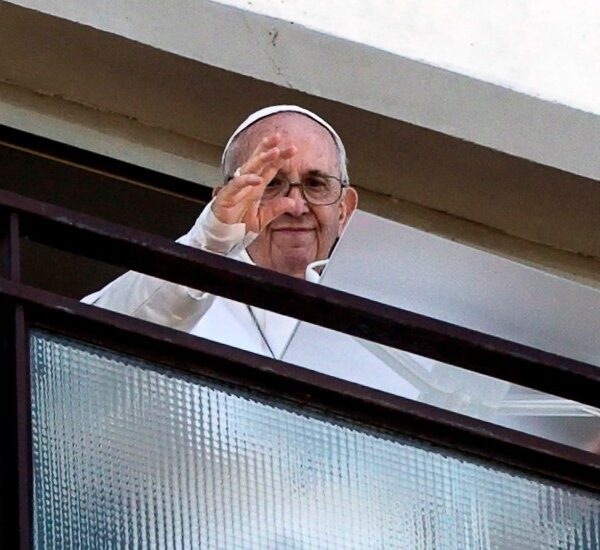 Reaparece el papa Francisco en público tras su cirugía de colon,