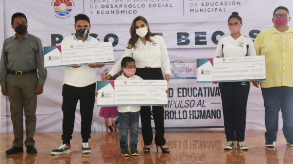 Gobierno de Cancún realiza segundo pago de becas municipales