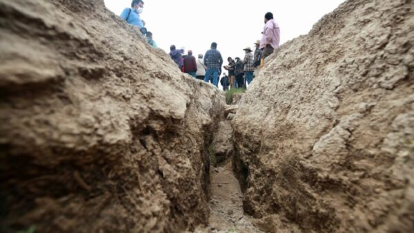 Se traga la tierra al río Papalotla en Atenco