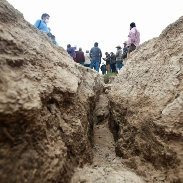 Se traga la tierra al río Papalotla en Atenco