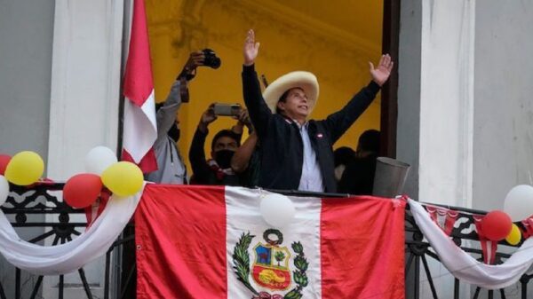 Asume Pedro Castillo la presidencia en Perú; promete cero corrupción