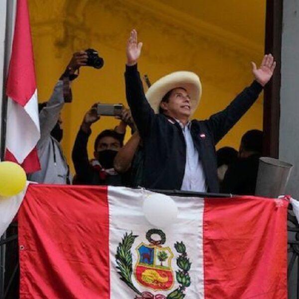 Asume Pedro Castillo la presidencia en Perú; promete cero corrupción