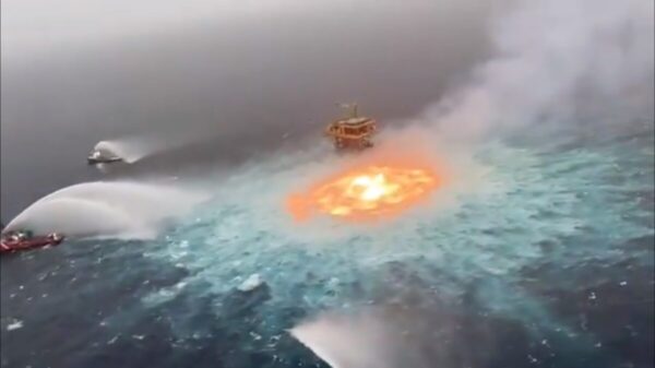 Incendio sin control en plataforma de Pemex en Campeche